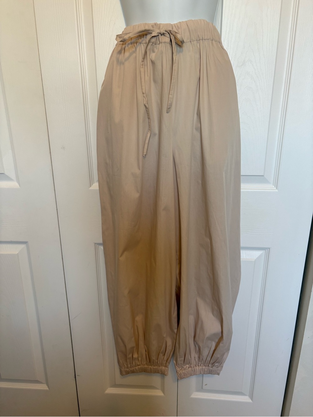 NWT Parker Beige Parachute Jogger Pants. Size Medium.